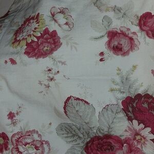 EUC Waverly Garden Room Vintage Rose Window 2 Tab Top Valances (Sold As 1 Pair).